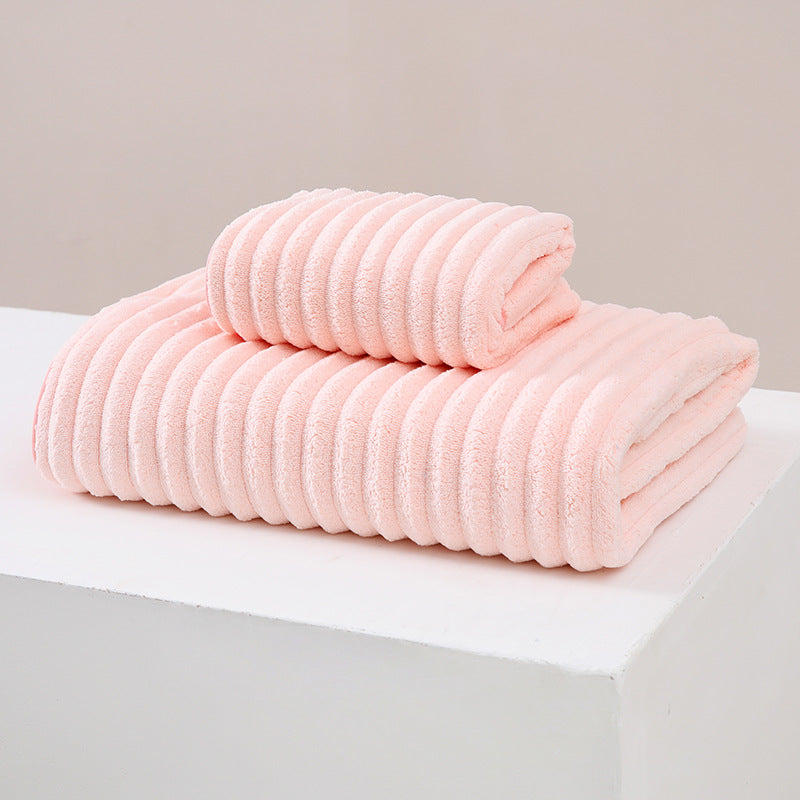 Thickened non-shedding bath towel and beach towel